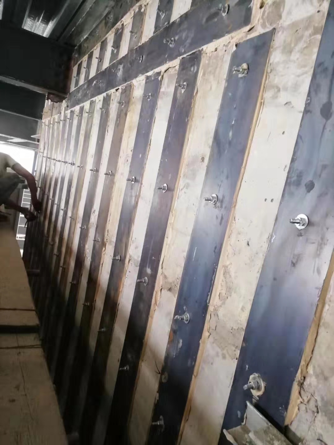 阿鲁科尔沁粘钢加固的施工流程